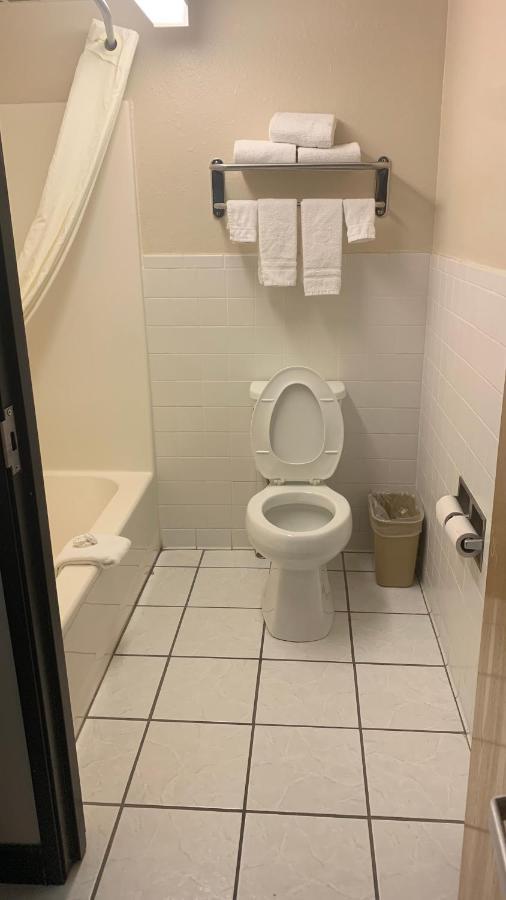 Regency Inn And Suites Stilwell Εξωτερικό φωτογραφία