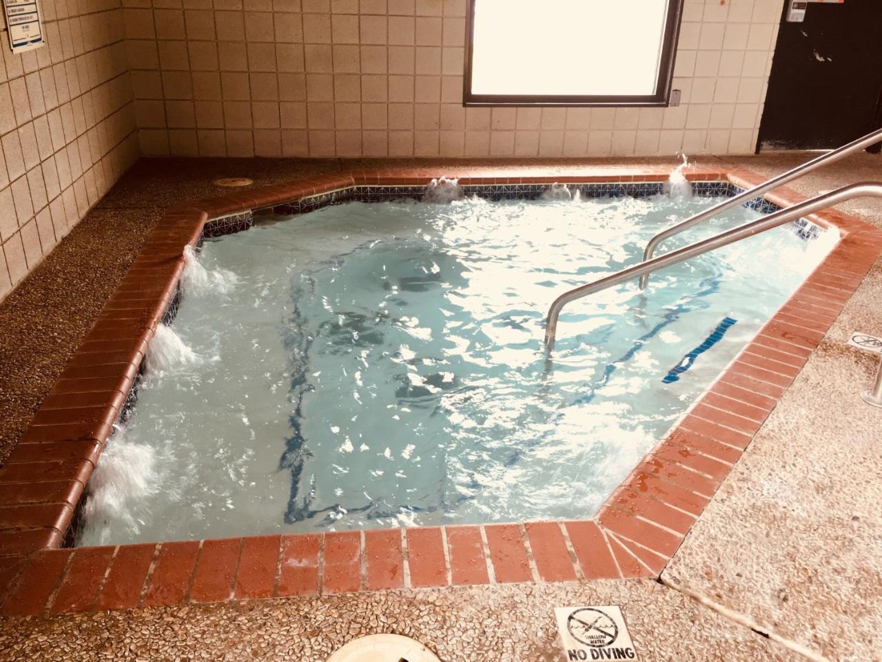 Regency Inn And Suites Stilwell Εξωτερικό φωτογραφία